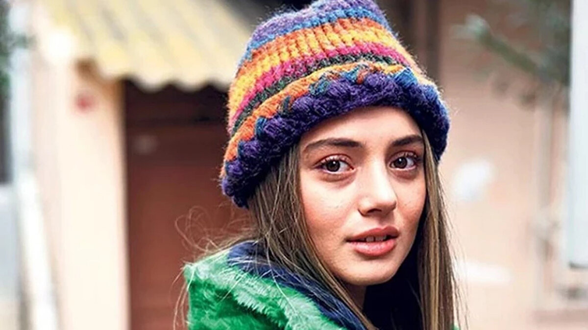 Oyunculuk Kariyeri Nasıl Başladı?<br><br>Rabia Soytürk, ilk kez 2018 yılında usta oyuncularla birlikte yer aldığı dijital bir dizi projesiyle dikkat çekmiştir.