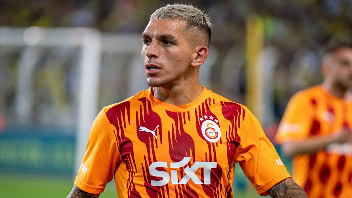 Torreira ve Rabia Soytürk Sevgili Mi?<br><br>Galatasaray’ın Uruguaylı yıldızı Lucas Torreira, özel hayatıyla yeniden magazin gündeminin merkezine yerleşti.<br>İddiaya göre Torreira, ünlü oyuncu Rabia Soytürk ile bir süredir birlikte.<br>İkilinin Etiler’de bir mekandan birlikte çıkarken görüntülenmesi, aşk iddialarını güçlendirdi.