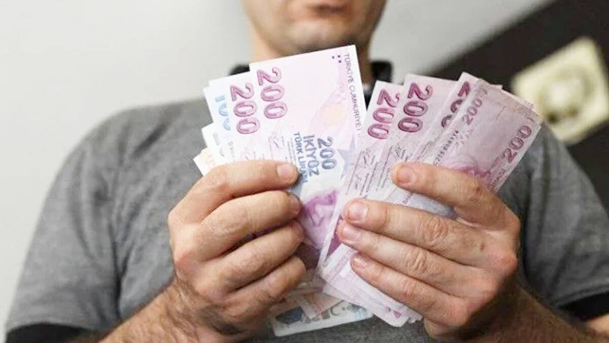 Karakaş, Ankara’dan edindiği kulis bilgilerine göre, 2026 Ocak döneminde seyyanen zamma dair olumlu bir sinyalin bulunmadığını, hükümetin bu konuda katı bir tutum sergilediğini söyledi. “Seyyanen zam bekleyenler, bir kez daha hayal kırıklığına uğrayabilir” diyen Karakaş, refah payı içinse net konuşmak için erken olduğunu vurguladı.