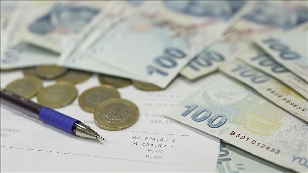 SGK uzmanı Karakaş’ın aktardığına göre, Eylül ayı itibarıyla memur ve memur emeklilerinin toplu sözleşme artışı yüzde 11 olarak belirlenmiş durumda. Enflasyon farkının ise şimdilik yüzde 2,64 seviyesinde olduğu ifade edildi. Yıl sonuna kadar gelecek verilerle birlikte bu farkın artması ve toplam zam oranının yüzde 16,5 ile 18,5 arasında şekillenmesi bekleniyor.