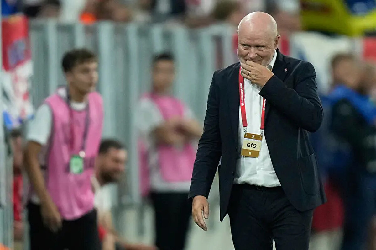 Grupta 7 maçta 4 galibiyet, 1 beraberlik ve 2 yenilgi alarak 13 puanla 2. sırada yer alan Çekya, bir maçı eksik Hırvatistan'ın 3 puan gerisinde bulunuyor. Dünya Kupası'na doğrudan gitme şansı kalmayan Çekler, son müsabakasında kendi sahasında Cebelitarık'ı yenersek 2. olarak play-off'a kalacak.