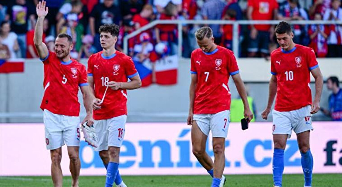 Öte yandan, Çek basınında da Ivan Hasek döneminin sona ermesi gerektiği yönünde yorumları yapıldı.<br><br>Seznam Zpravy'nin haberinde, Çekya Milli Takımı'nın başına yabancı bir isim gelmesi gerektiği vurgulanarak "Faroe Adaları'ndaki utanç verici yenilgi, Ivan Hasek'in milli takımdaki teknik direktörlük görevini muhtemelen sonlandırdı. Devam ederse, şaşırtıcı olacak. Çek Cumhuriyeti'nin şok tedaviye ihtiyacı var. En iyi çözüm bir yabancı." ifadelerine yer verildi.