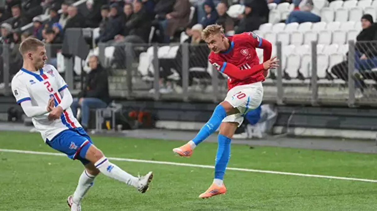 SEZNAM ZPRAVY: "EN İYİ ÇÖZÜM BİR YABANCI"<br><br>Seznam Zpravy'nin haberinde, Çekya Milli Takımı'nın başına yabancı bir isim gelmesi gerektiği vurgulanarak "Faroe Adaları'ndaki utanç verici yenilgi, Ivan Hasek'in milli takımdaki teknik direktörlük görevini muhtemelen sonlandırdı. Devam ederse, şaşırtıcı olacak. Çek Cumhuriyeti'nin şok tedaviye ihtiyacı var. En iyi çözüm bir yabancı." ifadelerine yer verildi.<br><br>