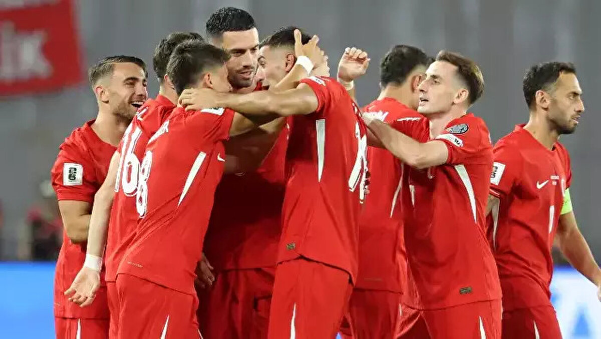 2026 FIFA Dünya Kupası Avrupa Elemeleri E Grubu heyecanı kaldığı yerden devam ediyor. A Milli Futbol Takımı, grup aşamasındaki 4. maçında bu akşam Gürcistan’la kozlarını paylaşacak. Kocaeli Stadyumu’nda oynanacak kritik karşılaşma, TV8 ekranlarından şifresiz ve canlı olarak futbolseverlerle buluşacak. “Türkiye Gürcistan maçı canlı izle”, “Milli maç hangi kanalda” ve “TV8 frekans bilgileri” aramaları maç saati yaklaşırken artış gösterdi.