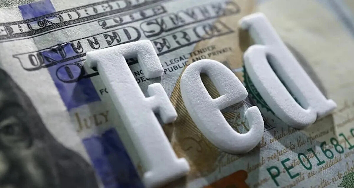 FED yönetiminden gelen açıklamalar da faiz politikasındaki ikilemi gözler önüne seriyor:<br><br>FED Yönetim Kurulu Üyesi Stephen Miran, Banka'nın politika faizini düşürmeye devam edebileceği yönündeki görüşünü yineledi.<br>