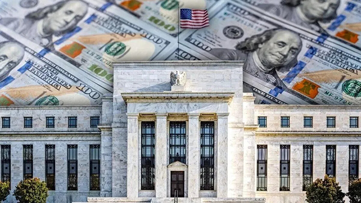 FED FAİZ BEKLENTİSİ NE YÖNDE?<br><br><br>Federal hükümetin yeni mali yıl başlamadan Kongre'den geçici bütçe onayı alamaması sonucu kapanması, bazı kritik ekonomik göstergelerin (TÜFE, işsizlik, büyüme vb.) yayınlanamamasına yol açtı.<br><br>İş Yatırım Genel Müdür Yardımcısı Şant Manukyan, konuya ilişkin yaptığı değerlendirmede, asıl sorunun hükümetin kapanmasından çok verilerin açıklanamamasından kaynaklanacağını vurguladı. Manukyan, bu durumun FED'in mevcut faiz indirimi kararını bile ertelemesiyle sonuçlanabileceğini öngördü.