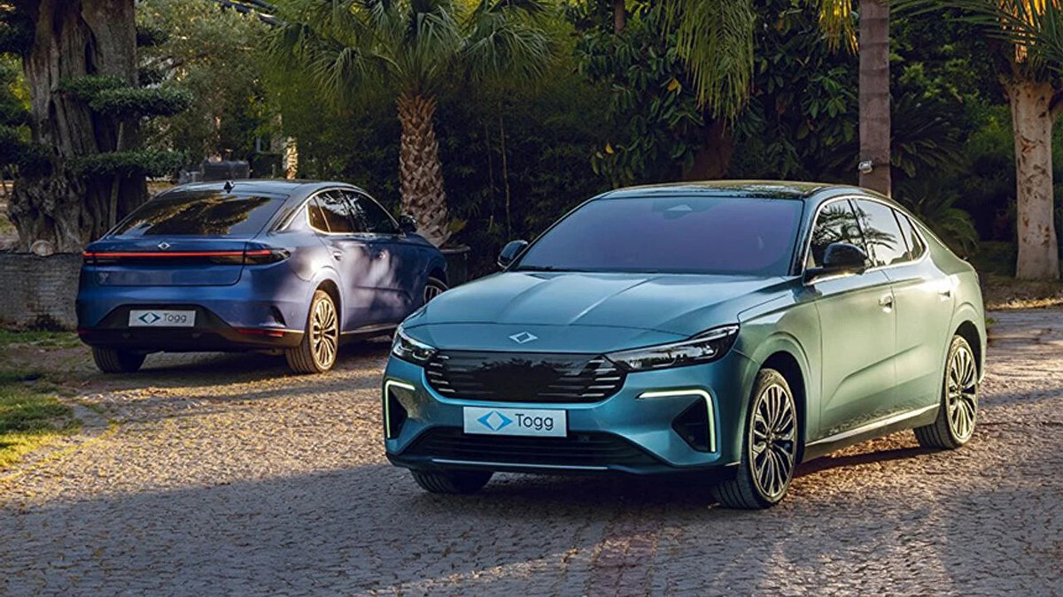 Eylül Ayına Togg'un Yeni Modeli T10F Damga Vurdu<br><br>Piyasaya 15 Eylül'de çıkan Togg'un yeni sedan modeli T10F, sadece 15 günde 1.194 adet satarak Eylül ayının en çok satan ikinci elektrikli otomobili oldu. Eylül ayında elektrikli pazarının lideri 1.664 adetle Tesla olurken, Togg'un ilk modeli T10X ise 1.061 adetle üçüncü sırada yer aldı. Bu veriler, Togg'un pazara ne kadar iddialı bir giriş yaptığını gösteriyor.