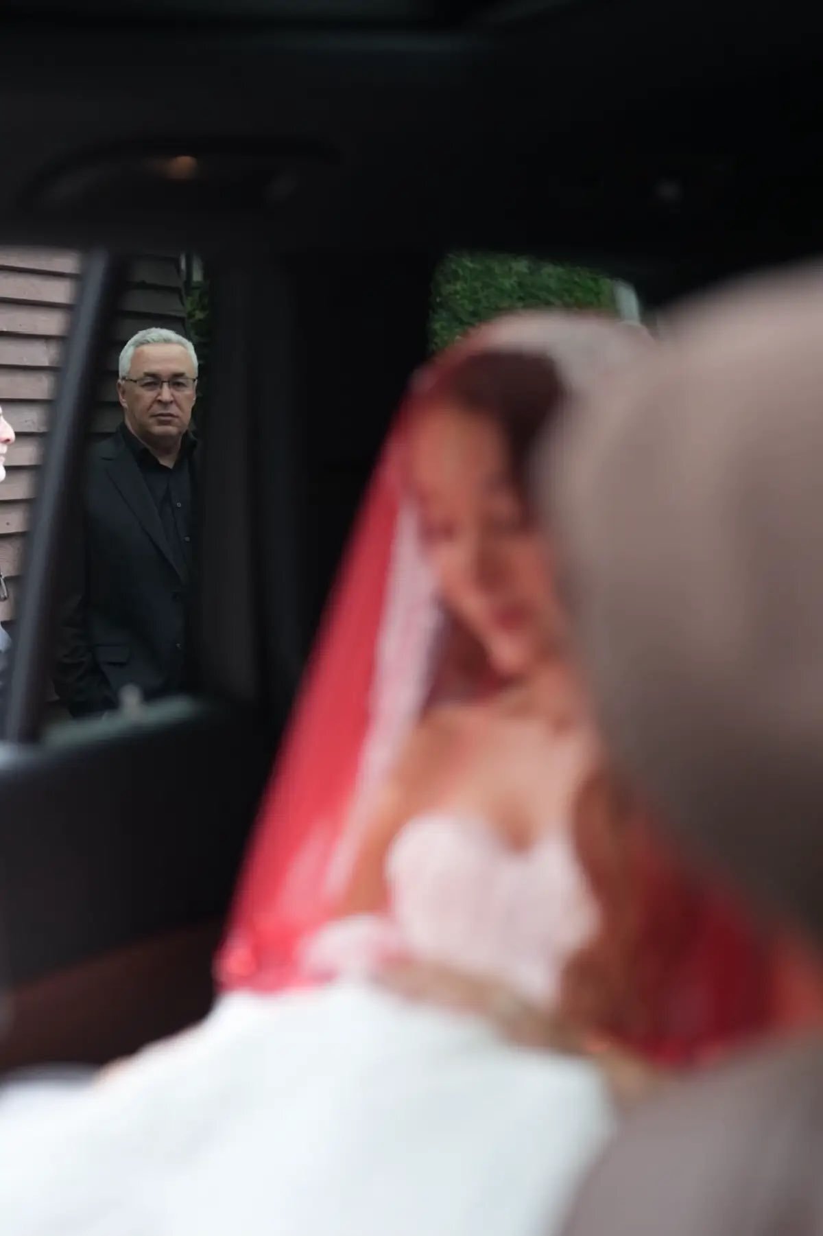 Damadın imza attığı şartlar arasında, “Kızımı üzmeyeceksin” ve “Tartışma çıkarsa, ‘Haklısın hayatım’ cümlesini kabul edeceksin” gibi net ifadeler yer alıyor. Ayrıca, gelin babaevindeyken damadın da bir gün izin yapmasına, hatta isterse ailesiyle vakit geçirmesine olanak tanınıyor.