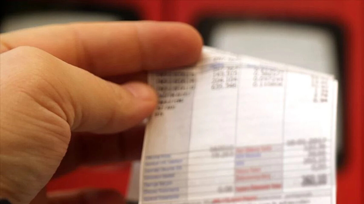 Faturanın Sadece 'Enerji Bedeli' Etkilenecek<br><br>Yetkililer, kamuoyunda yanlış anlaşılmalara yol açmamak için önemli bir detayın altını çiziyor. Elektrik faturaları temel olarak enerji bedeli, dağıtım bedeli ve vergilerden oluşur. Bu yeni düzenleme, dağıtım şirketlerinin sorumluluğunda olan "dağıtım bedelini" etkilemeyecek. Değişiklik, doğrudan faturanın "enerji bedeli" kalemine yansıyacak. Yani, şebeke kullanım bedeli aynı kalırken, tüketilen elektriğin birim fiyatı destek kapsamından çıkanlar için artacak.