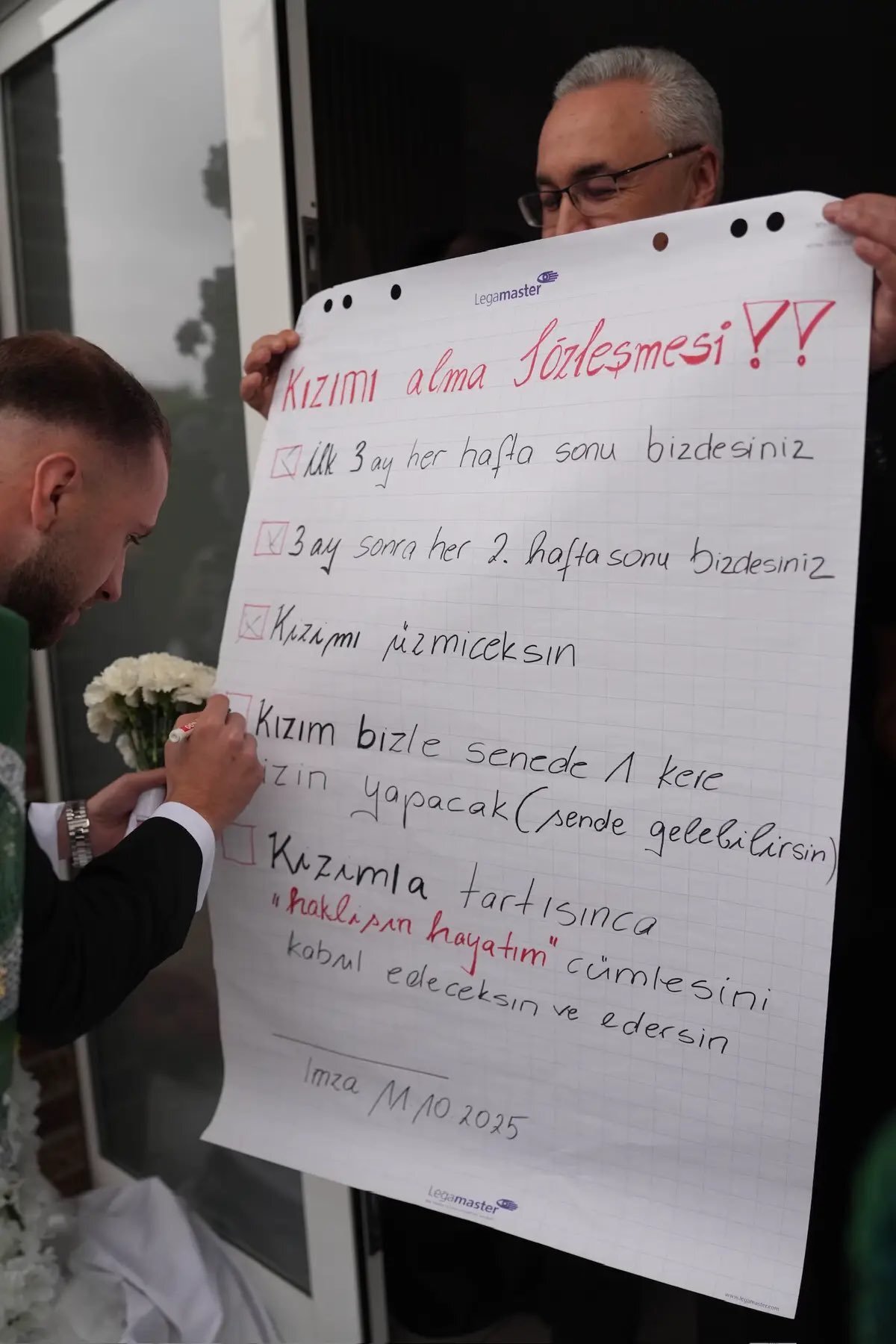 Sosyal medyada geniş yankı uyandıran sözleşme, bazı kullanıcılar tarafından “esprili ama yerinde” bulunurken, bazıları ise bu tarz belgelerin evlilikteki dengeyi olumsuz etkileyebileceğini savundu. Pek çok kullanıcı ise “Tüm babalar bu sözleşmeyi örnek almalı” yorumlarında bulundu.