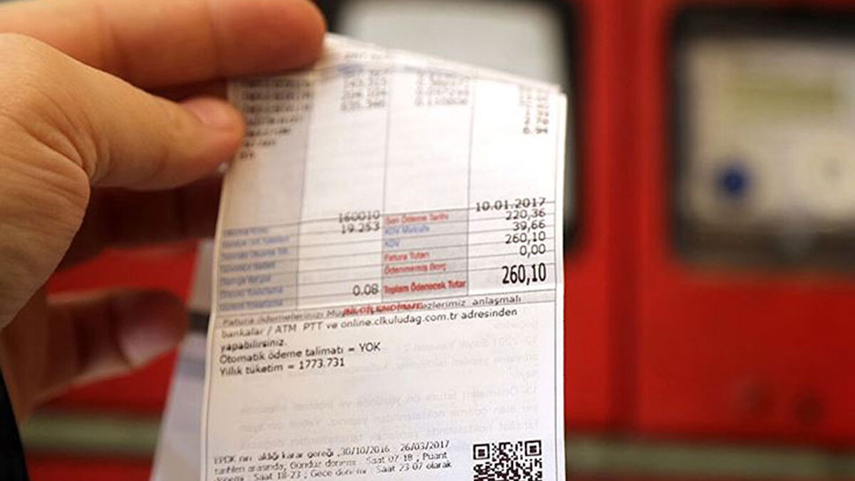 Peki kimin hangi tarifeden yararlanacağı nasıl belirlenecek? Kriter, abonelerin 2025 yılı boyunca yaptığı toplam elektrik tüketimi olacak. Eğer 2025'teki tüketiminiz, belirlenecek yeni sınırın üzerindeyse, 2026'da devlet desteği dışında kalarak elektriği gerçek maliyetinden ödeyeceksiniz. Sınırın altında kalanlar ise sübvansiyonlu tarifeden faydalanmaya devam edecek.