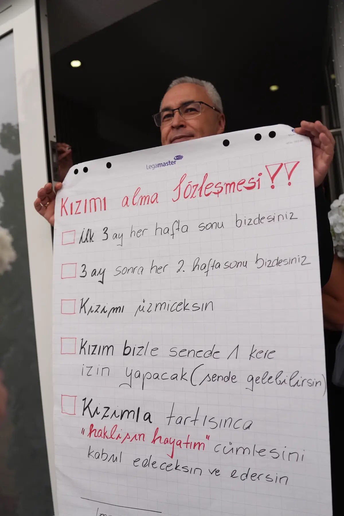 Sözleşmede ilk 3 ay boyunca her hafta sonu damat ve gelinin baba evine ziyarette bulunması zorunlu kılınıyor. Üç ayın ardından ise bu ziyaretlerin her iki haftada bire düşeceği belirtiliyor. Ancak asıl dikkat çeken maddeler evliliğe dair yazılı olmayan "kuralları" resmiyete döküyor.