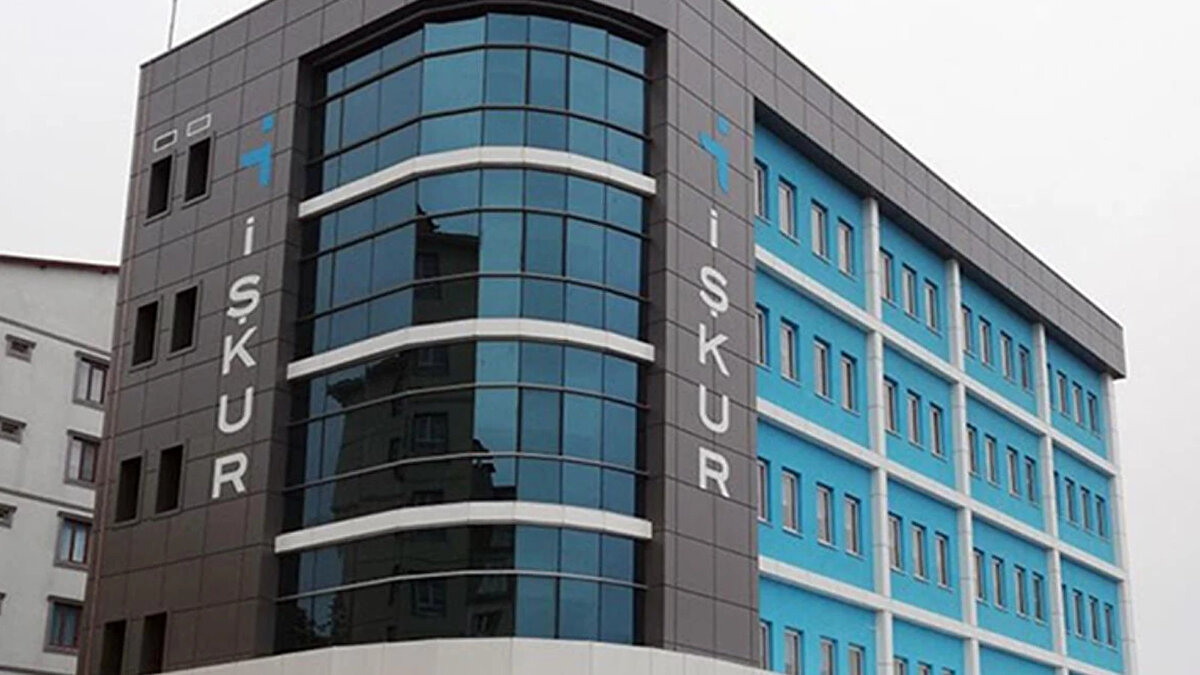 İŞKUR GENÇLİK PROGRAMI ŞARTLARI NELER?<br><br>Devlet üniversitelerinin ön lisans, lisans, yüksek lisans ve doktora örgün eğitimlerinde yer alan aktif öğrenciler yararlanabilir. (Açık öğretim ve uzaktan eğitim öğrencileri programdan faydalanamaz.)