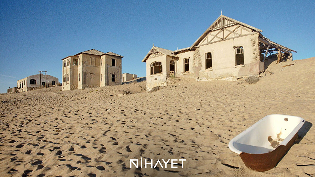 Kolmanskop, Namibya <br><br>Bir zamanların elmas kasabası, çöl tarafından yutuldu. Bugün evlerin içi tamamen kumla dolu