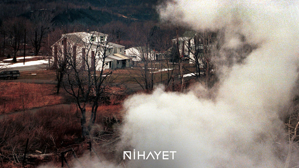 Centralia, ABD<br><br>1962’de köyün altındaki kömür madeni yanmaya başladı ve hâlâ sönmedi