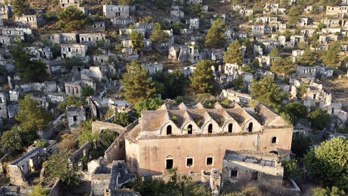 Japonya’dan Namibya’ya, Türkiye’den Amerika’ya uzanan bu köyler; kimi zaman bir felaketin, kimi zaman yalnızca zamanın duruşunun sessiz tanığı olarak karşımıza çıkıyor.