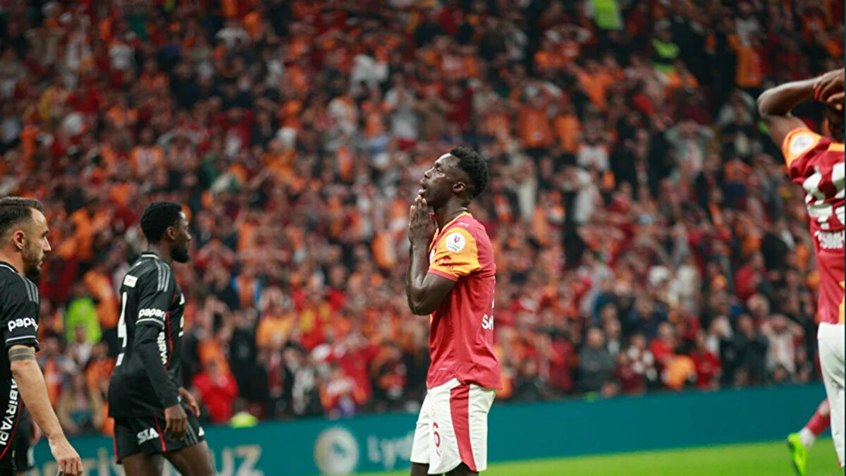 Galatasaray'ın Süper Lig'de sahasında Beşiktaş'la 1-1 berabere kaldığı derbide kırmızı kart gördü. Sanchez, milli ara dönüşü Başakşehir'le deplasmanda oynanacak mücadelede forma giyemeyecek.