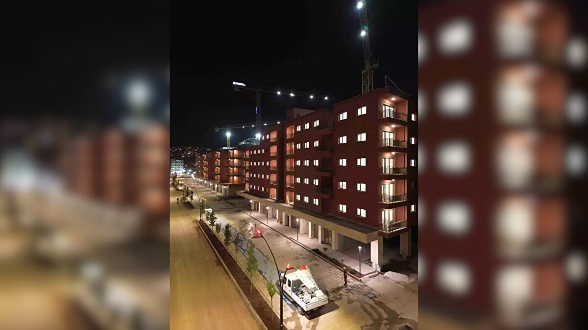 Depremin ardından konut üretiminde en hızlı ilerleme kaydedilen illerin başında gelen Hatay’da; şimdiye kadar 75 bin 706 konut, 2 bin 507 iş yeri ve 8 bin 541 köy evi olmak üzere toplam 86 bin 754 bağımsız bölüm hak sahiplerine teslim edildi. Yıl sonuna kadar bu sayının 153 bin 248’e ulaşması planlanıyor.