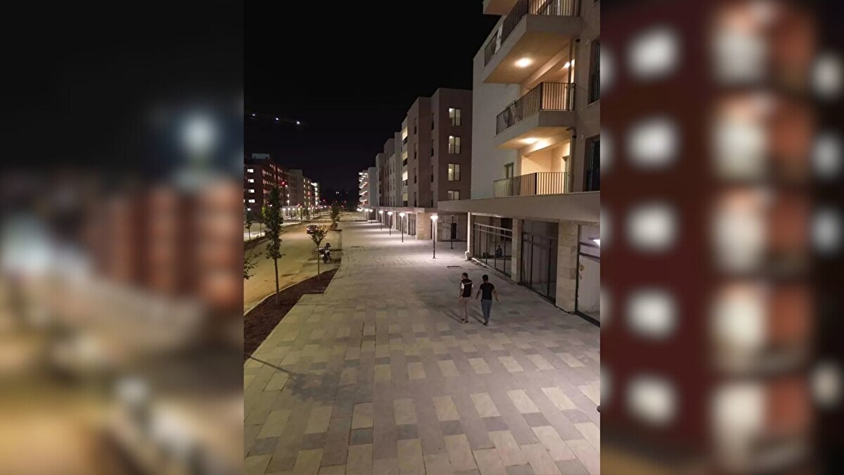 Hatay’ın simgesi Tarihi Uzun Çarşı, aslına uygun biçimde yeniden inşa ediliyor. TOKİ tarafından yürütülen çalışmada, Antakya mimarisine uygun zemin + 1 katlı yapılar yapılıyor. Meydan ve Kunduracılar Çarşısı’nı kapsayan projede 160 konut ve 1.376 ticari birim olmak üzere toplam 1.536 bağımsız bölüm bulunuyor. Yapılarda Hatay’a özgü Yayladağı taşı kullanılıyor. İlk etap teslimlerinin Kasım ayında tamamlanması hedefleniyor.