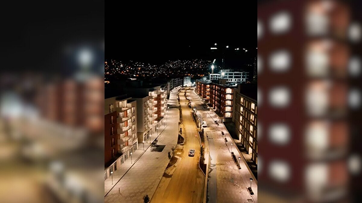 Antakya’nın kalbi olarak bilinen Atatürk Caddesi, TOKİ ve Emlak Konut GYO iş birliğiyle baştan sona yenileniyor. Cadde üzerinde toplam 5 bin 933 bağımsız bölüm inşa ediliyor. Projede 4 bin 121 konut ve 1.812 iş yeriofis yer alıyor. Birçok binada sona yaklaşılırken, cadde yeni yüzüyle modern bir şehir dokusuna kavuşuyor.