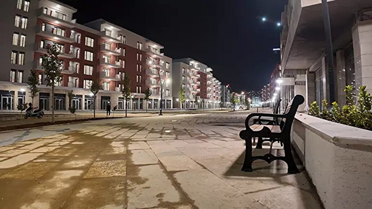 “Dünyanın ışıklandırılan ilk caddesi” olarak bilinen Kurtuluş Caddesi, 20 bin metrekareyi aşkın alanda yeniden düzenleniyor. Projede 280 dükkan, 69 konut, 1 okul ve 2 otel yer alıyor.