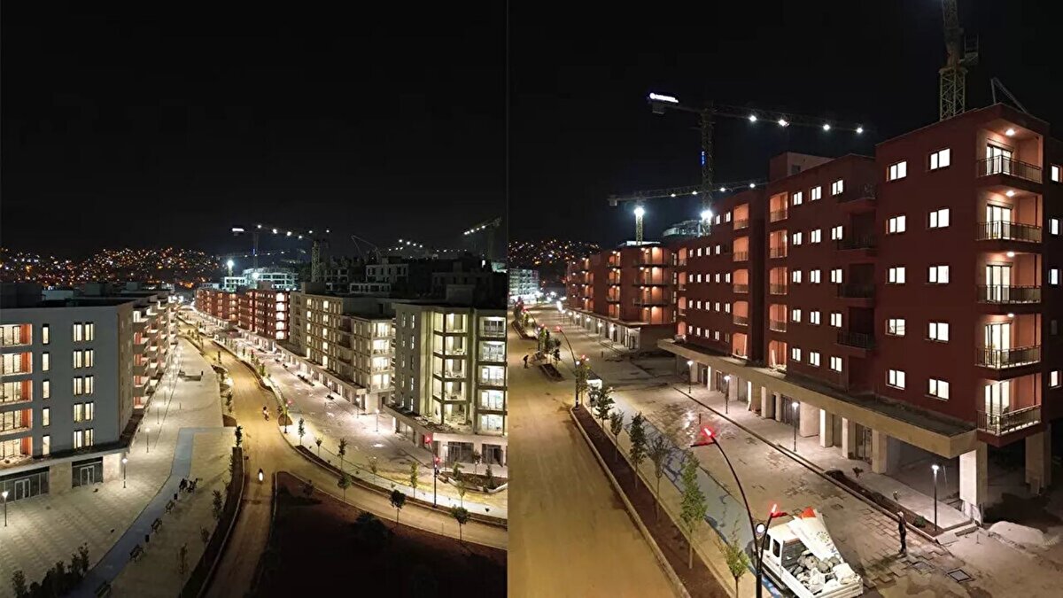 Hatay’ın Kumlu ilçesinde Türkiye’nin ilk kırsal uydu kenti kuruluyor.<br>21 mahalleyi kapsayan projede 777 köy evi tamamlanma aşamasında.<br><br>Antakya’nın Dikmece Mahallesi’nde ise 4,9 milyon metrekarelik alanda bölgenin üçüncü büyük şantiyesi faaliyet gösteriyor. Yaklaşık 6.100 kişilik ekip 724 çalışırken, 14.489 konuttan 9.547’si tamamlanarak teslim edildi.