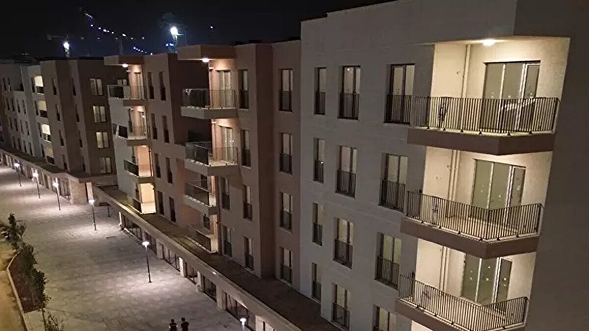 Altyapı çalışmaları da şehir genelinde eş zamanlı yürütülüyor. Defne’den Samandağ’a uzanan 11,2 kilometrelik ve 5,6 metre çapındaki Türkiye’nin en büyük atık su tüneli inşa ediliyor. Tünel tamamlandığında, 180 bin metreküp kapasiteli ileri biyolojik arıtma tesisi sayesinde Asi Nehri’nin kirlilik sorunu kökten çözülecek.