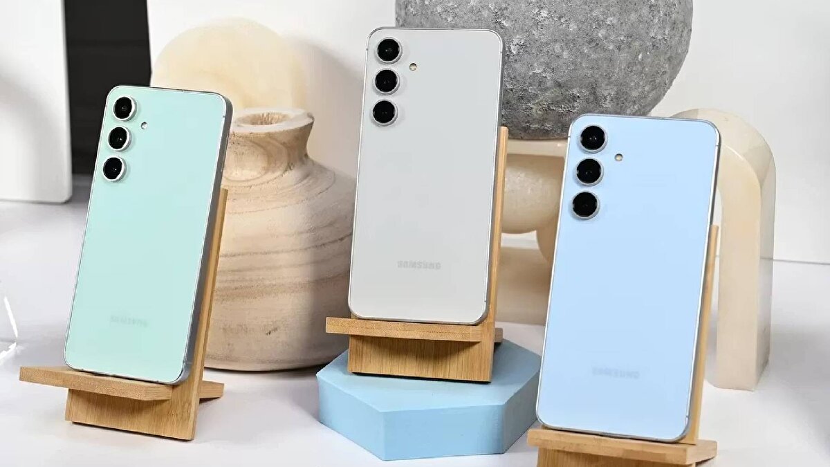 Samsung Galaxy S24 FE<br>28.500 TL'lik bir fiyata sahip olan S24 FE, premium hissiyatı daha uygun fiyatlı bir alternatifte yaşamak isteyenler için ideal. Fakat işlemciden feragat etmek gerekiyor. Çünkü nispeten biraz daha zayıf Exynos 2400e yonga setine sahip. Yine de günlük kullanımda ideal bir işlemci olduğunu söyleyebiliriz. 4700 mAh'lık bataryası 25W şarj desteğine sahip. 50 MP'lik ana kamerası 8K 30 FPS videolar çekebiliyor.