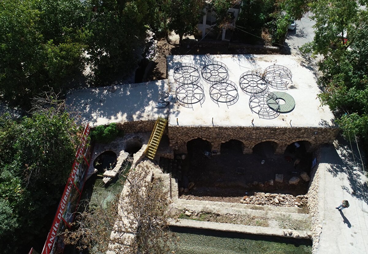 Mardin Müze Müdürü İdris Akgül başkanlığında, arkeologlar Volkan Bağlayıcı ve Mehmet Şan ile uzmanlar tarafından mülk sahibinin desteğiyle yürütülen kurtarma kazısında değirmenin iç bölümündeki iki alanda farklı renkte mozaik taban döşemelerine rastlandı.