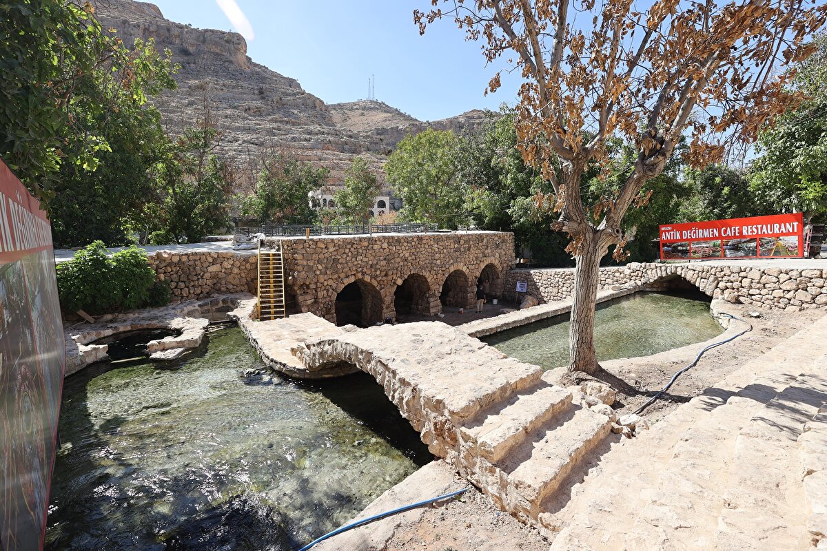 Mardin Müze Müdürü ve Kazı Başkanı Akgül, mülkiyet sahibinin yaptığı başvuru üzerine alanda incelemelerde bulunduklarını söyledi.<br><br>Yapılan ilk incelemede tarihi değirmenin tabanında mozaik döşeme tespit ettiklerini anlatan Akgül, şunları kaydetti: