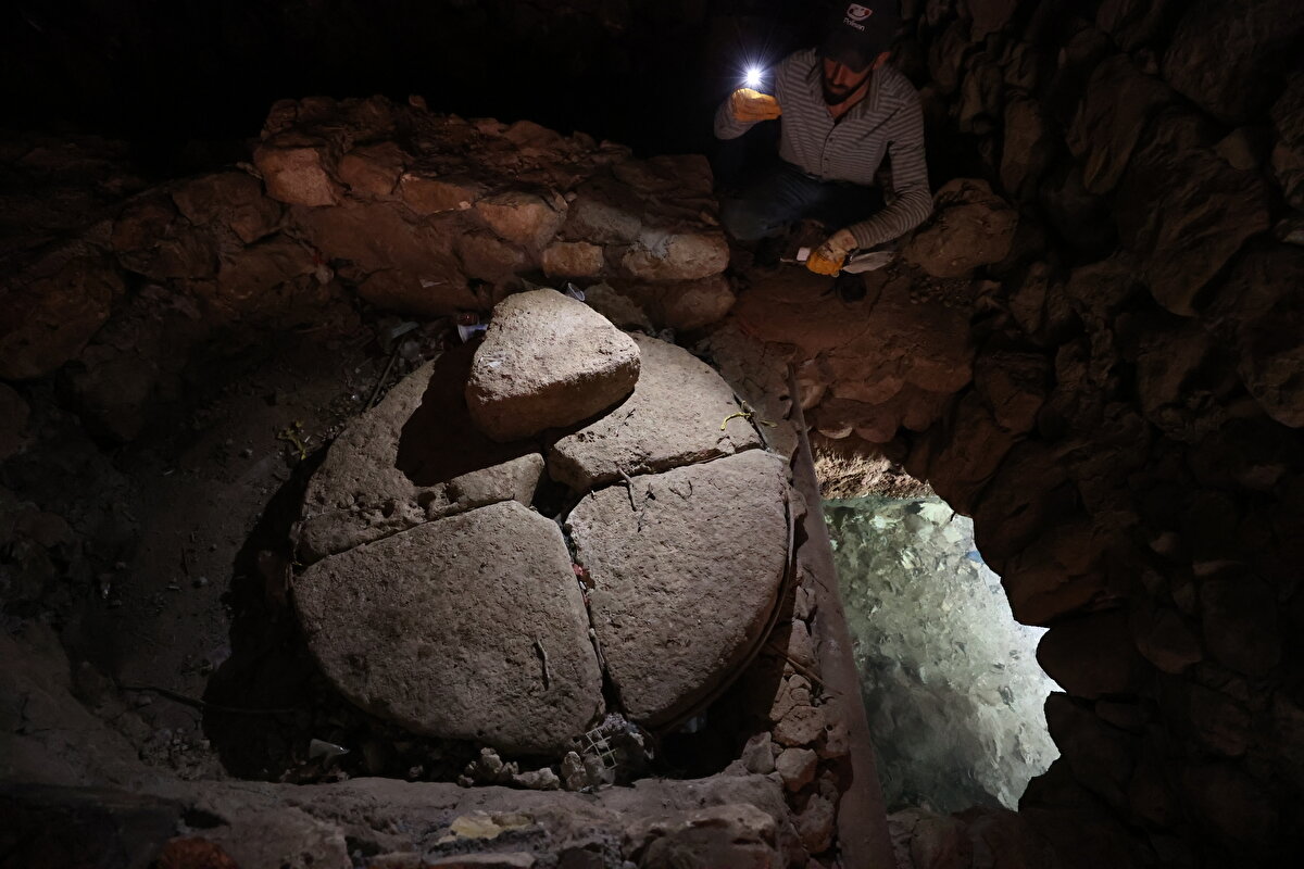 Mozaik döşemelerde, kare, dikdörtgen, daire ve üçgen gibi geometrik şekillerin yanı sıra dalga, düğüm, haç ve sonsuzluk motifi ile "Tittos Domestikos" yazılı yazıta ulaşıldı.