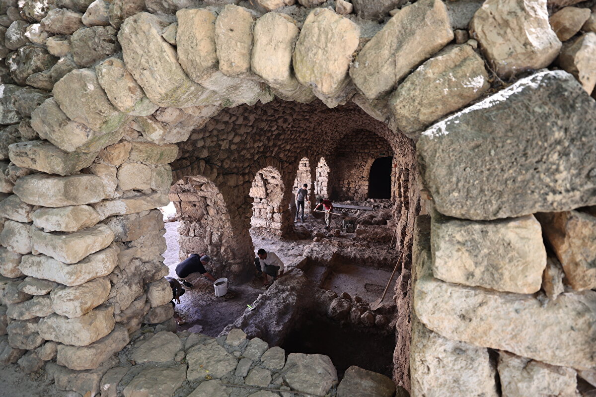 Çalışmalar sırasında zeminde kültür varlığı olabileceğini düşündükleri kalıntılar bulduklarını anlatan Coşkun, şunları söyledi: