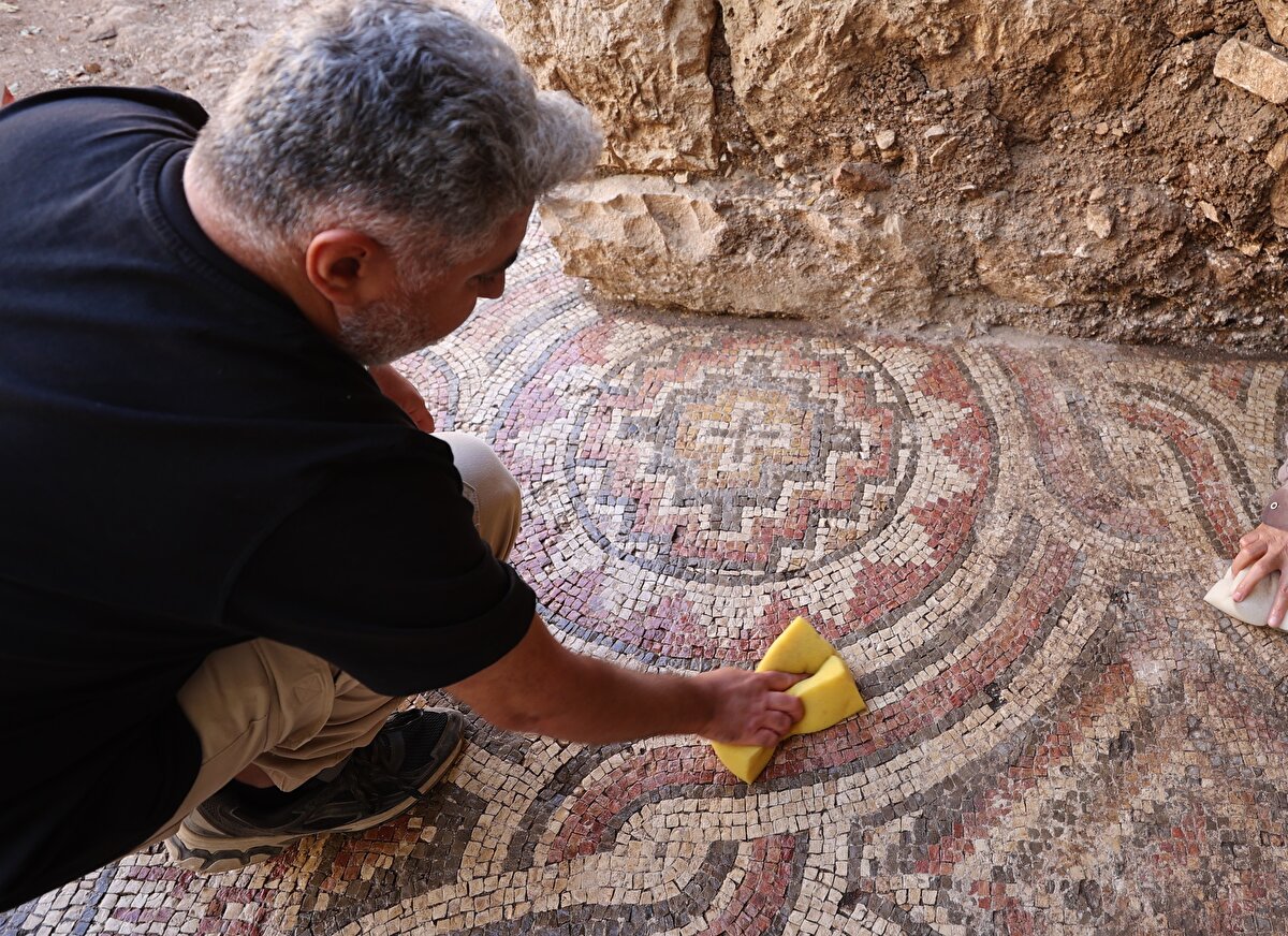 "Arkeolojik zeminin zarar görmemesi için çalışmaları durdurduk. Müze Müdürlüğüne bilgi verdik. Sağ olsunlar onlar da hızla alana geldiler, zemin taraması yaptılar. Burada mozaik buldular. 100-150 yıllık bir tarih bekliyorduk ama buranın açığa çıkan mozaiklerle çok daha eski olduğu tespit edildi."<br><br>Coşkun, Bakanlık bünyesinde gerekli projeleri hazırlayıp alanı turizme kazandırmak istediklerini, bu tür alanların ülke tarihine kazandırılması gerektiğini dile getirdi.<br><br>Bu alanların bir miras olduğuna işaret eden Coşkun, "Bunların ülkemizde kalması ve turizme kazandırılması gerekiyor. Her vatandaşın bu şekilde davranması gerekiyor. Burası tahmin ettiğimizden çok daha eski. Midyat-Nusaybin hattında ilk defa mozaik bulunması bizleri heyecanlandırdı. Eminim turizme de ülkemize de çok büyük katkısı olacaktır." diye konuştu.