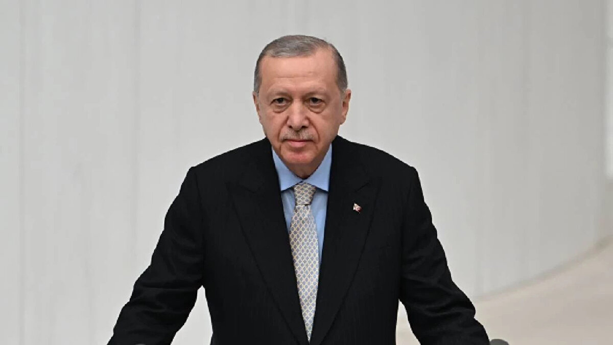 Cumhurbaşkanı Recep Tayyip Erdoğan, fahiş kira artışlarına karşı devrim niteliğinde bir adım atılacağını açıkladı. Erdoğan, "Bundan böyle kira konusunda işin planlamasını devlet yapacak" diyerek, devletin kiralık konut piyasasına doğrudan müdahale edeceğini ve sosyal konutlar aracılığıyla uygun fiyatlı kiralama modelini hayata geçireceğini belirtti.