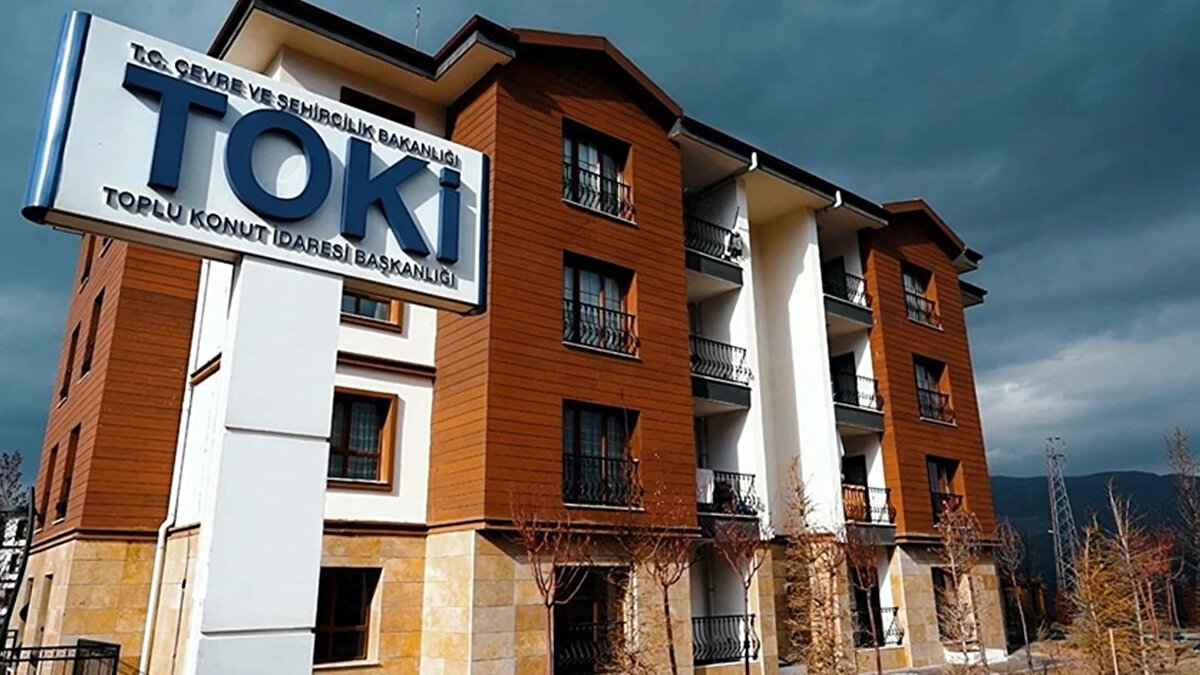 Dar Gelirliler İçin Umut: Sosyal Konutlara Kimler Başvurabilecek?<br><br>TOKİ’nin yeni sisteminde öncelikli olarak dar gelirli vatandaşlar hedefleniyor. Başvuruların e-Devlet üzerinden yapılması planlanıyor. Kira tutarları, hane gelirinin belirli bir yüzdesini aşmayacak şekilde belirlenecek. Böylece “gelirle orantılı kira” prensibi uygulanacak.