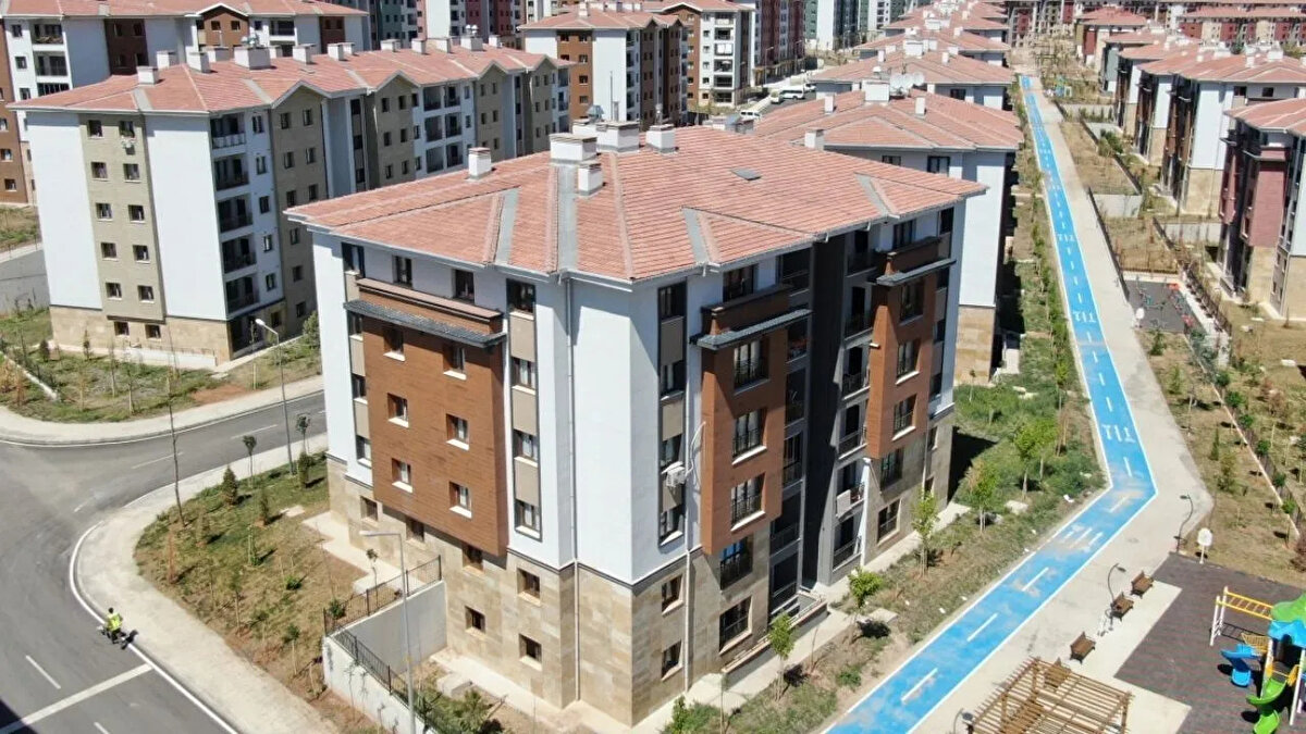 Bu, Türkiye için yeni bir anlayış. Çünkü bugüne kadar kiralama politikaları, piyasanın kendi dengelerine bırakılmıştı. Artık devlet, sosyal konut kiralama sürecinde aktif bir hakem rolü üstleniyor.