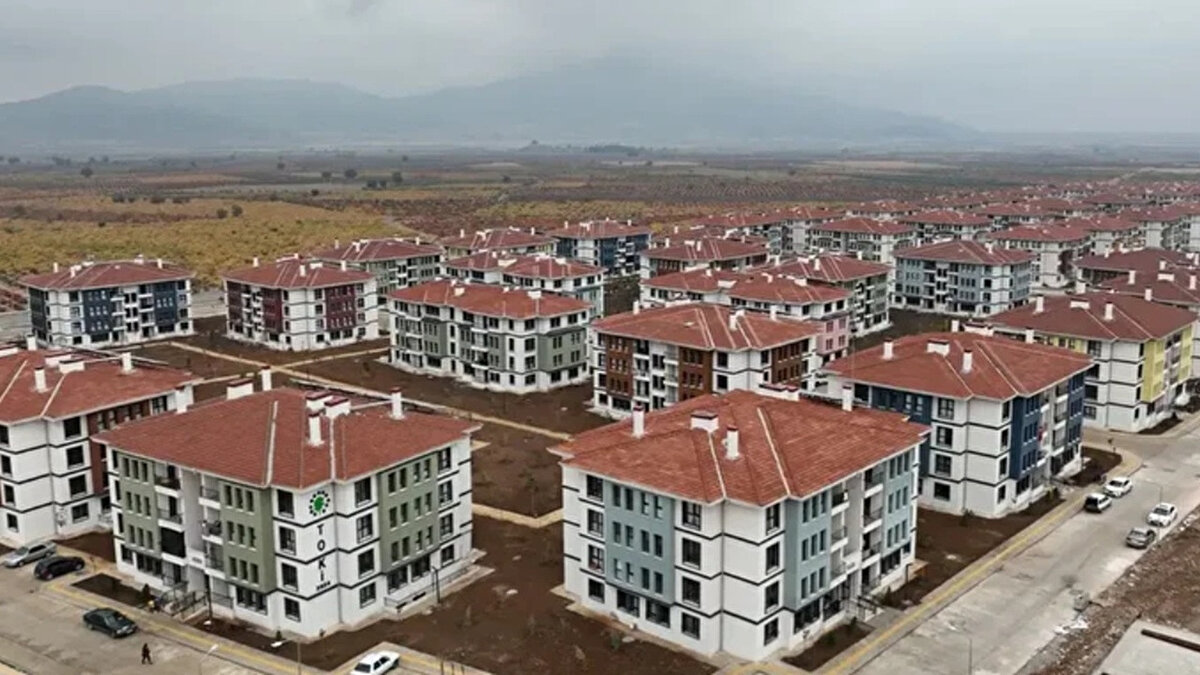 “Yüzyılın Konut Projesi” kapsamında hedef, 500 bin yeni sosyal konutun inşa edilmesi. Bu konutlarda öncelikli gruplar şunlar olacak:<br><br>Şehit ve gazi yakınları<br><br>Emekliler<br><br>Engelliler<br><br>Üç ve üzeri çocuğu olan aileler<br><br>Düşük gelirli vatandaşlar<br><br>Bu sistem, Avrupa’daki “sosyal kira” (social rent) modellerine benzer şekilde, piyasa fiyatlarının çok altında kira bedelleriyle güvenilir ve uzun vadeli barınma sağlayacak.