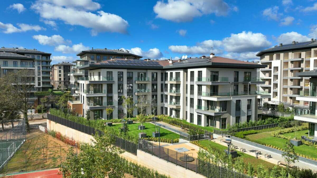 Devlet Kontrollü Kira Sistemi Nedir?<br><br>Devlet kontrollü kira sistemi, kamu otoritesinin konut kiralarını planlaması, belirlemesi ve yönetmesi esasına dayanır. Almanya, Hollanda ve Avusturya gibi ülkelerde yıllardır başarıyla uygulanmaktadır. Bu ülkelerde belediyeler ya da kamu kurumları, piyasa fiyatının altında kira belirleyerek konut piyasasında “dengeleyici unsur” görevi görür.