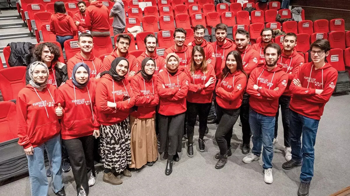 T3 Vakfı, Türkiye’nin Milli Teknoloji Hamlesi’ne katkı sağlayacak nesiller yetiştirmek için binlerce öğrenciye burs imkânı sunuyor. Özdemir Bayraktar Milli Teknoloji Burs Programı 2026 burs başvuruları başladı. T3 Vakfı 5 bin öğrenciye burs imkânı sağlayacak.<br><br>Özdemir Bayraktar Milli Teknoloji Burs Programı 2026 yılında 6 alt kategoride uygulamaya alınacak:<br><br>Yükselen Yıldız Burs Programı<br><br>Eğitim Desteği Burs Programı<br><br>Eğitmen Mentör Burs Programı<br><br>Sen Geleceksin Burs Programı<br><br>T3 AI Lisans Araştırmacı Burs Programı<br><br>Etik İletişim Programı<br><br>Her bir kategori farklı yaş gruplarına yönelik olacak. Program, gençlerin akademik girişimlerini desteklemeyi ve sosyal sorumluluklarını pekiştirmeyi hedefliyor.<br><br>