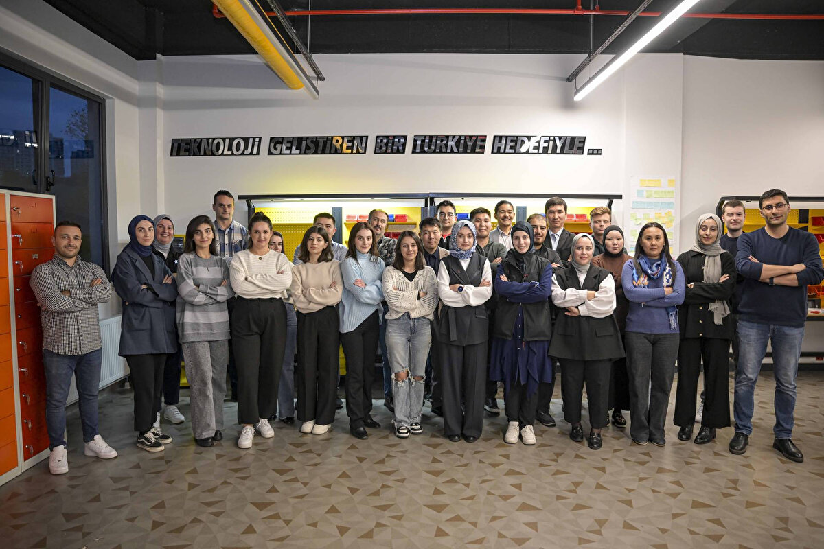 20 EKİM'E KADAR DEVAM EDECEK<br>T3 Vakfı tarafından gerçekleştirilen Özdemir Bayraktar Milli Teknoloji Burs Programı ile gençlerin akademik başarısı ve toplumsal sorumluluk bilinci güçlendirilirken, Türkiye’nin teknoloji yolculuğunda aktif rol almalarının önü açılıyor. Burs programına başvurular ise 20 Ekim’de sona erecek. Başvuru ve detaylı bilgi için bursiyer.t3vakfi.org internet adresini ziyaret edebilirsiniz.