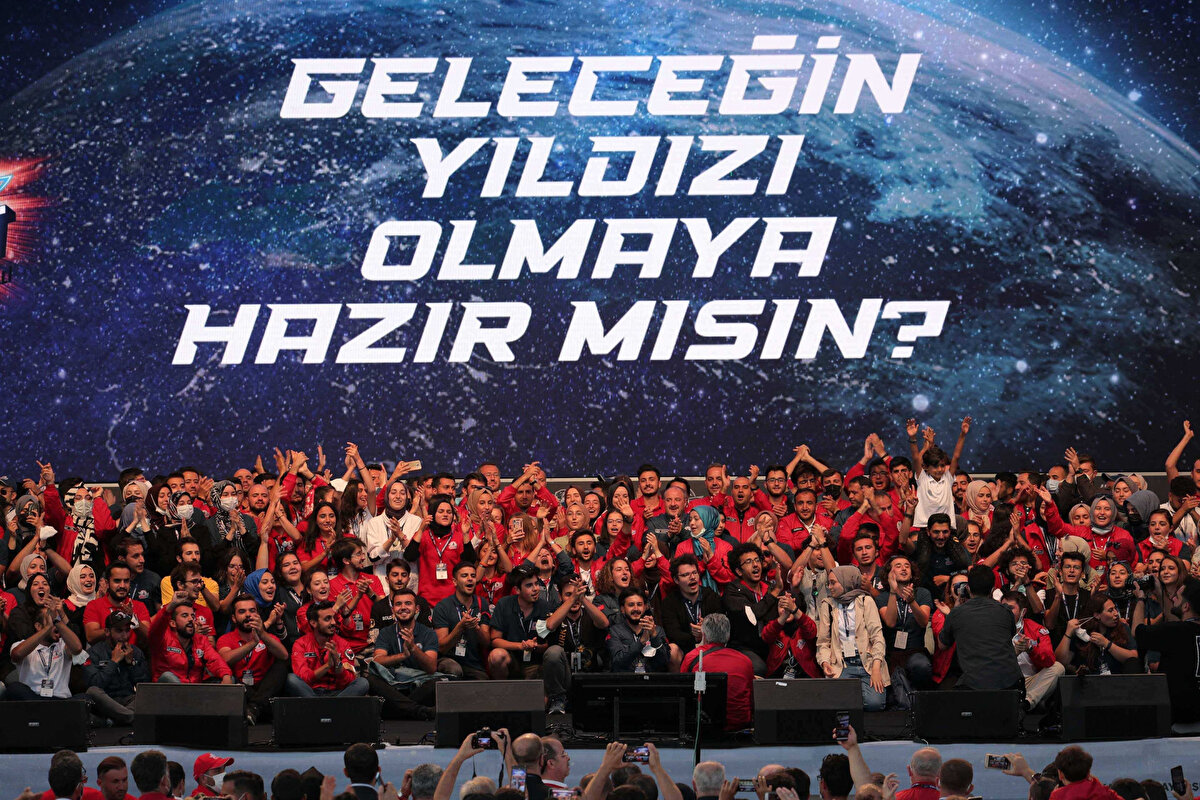Öte yandan, yapay zekâ ve büyük dil modelleri üzerine yoğunlaşan T3 AI Lisans Araştırmacı Burs Programı ise öğrencilere 6 ay boyunca aylık 7 bin TL burs sağlayarak teknoloji alanında yenilikçi projelerin gelişmesine katkı sunacak. Bunun yanında, yaratıcı medya çalışmaları, senaryo, kurgu, yazı ve sunum becerilerine odaklanan Etik İletişim Programı ile lisans ve lisansüstü öğrencilerine 10 ay boyunca 6 bin TL burs imkânı verilecek.
