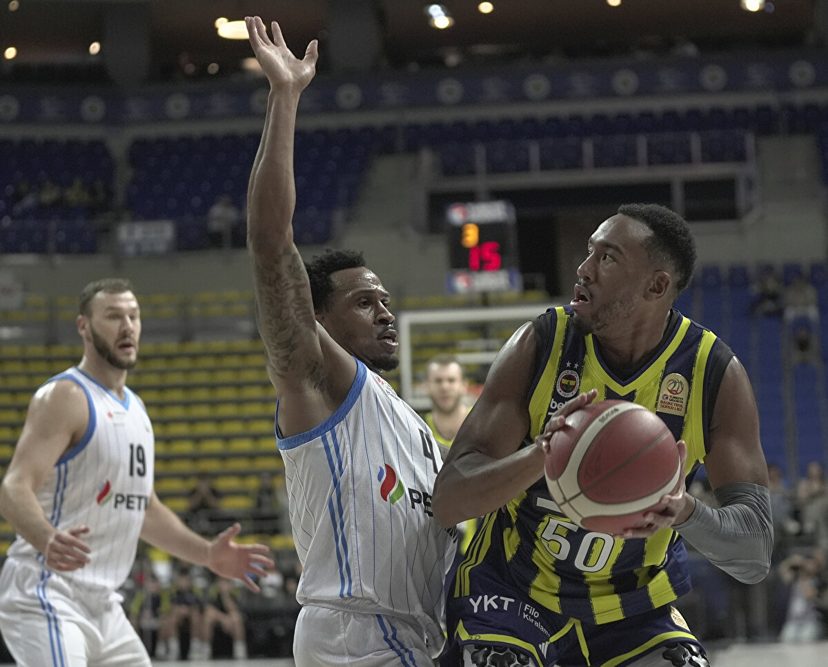 Sezona kötü başlayan Fenerbahçe BEKO, kendi evinde ve kendi taraftarı önünde hem moral bulmak hem de prestij kazanmak için parkeye çıkacak. Fenerbahçe Beko, ilk maçında Paris Basketbol'u 96-77'lik skorla mağlup etti. Ancak temsilcimiz, Zalgiris Kaunas'a deplasmanda 84-81, ardından evinde Kızılyıldız'a 86-81 mağlup oldu. Peki Fenerbahçe Beko - Dubai Basketbol maçı ne zaman, saat kaçta ve hangi kanalda?