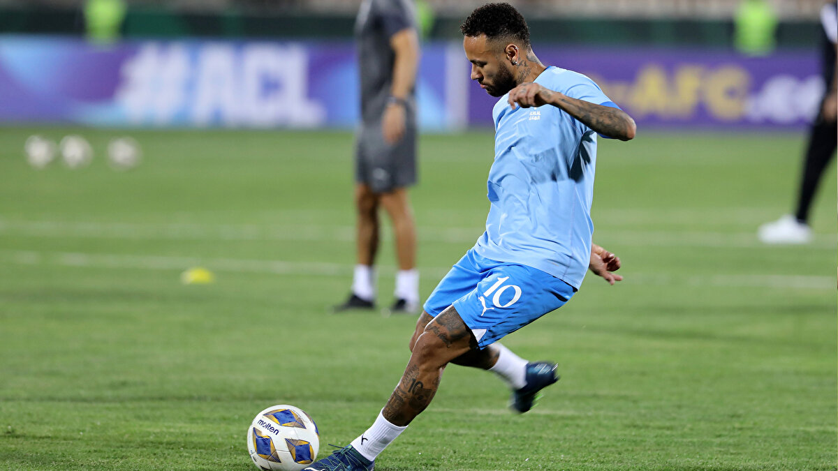 SAKATLIĞI KARİYERİNİ OLUMSUZ ETKİLEDİ<br><br>Geçtiğimiz yaz Inter ve Napoli, temsilcisi Pini Zahavi aracılığıyla Neymar’ı transfer etme fikrini gündemine almıştı. Ancak iki kulüp de oyuncunun tekrarlayan sakatlık geçmişi nedeniyle bu planı askıya aldı.