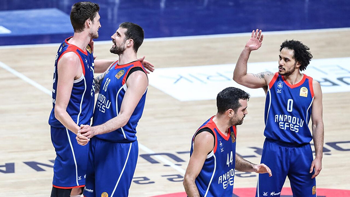 OLYMPİAKOS - ANADOLU EFES BASKET MAÇI NE ZAMAN?<br>Barış ve Dostluk Salonu'nda düzenlenecek Olympiakos - Anadolu Efes Avrupa Ligi maçı, 14 Ekim Salı günü saat 21:15’te düzenlenecek. Maç, S Sport 2 kanalından canlı olarak aktarılacak.<br>