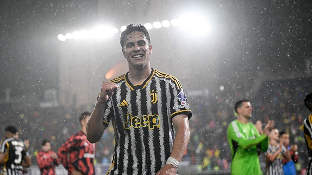 'ARDA, KENAN'A KEFİL OLDU' İDDİASI<br><br>İlginç bir detay da Arda Güler’den geldi. Milli takımdaki yakın arkadaşı olan Arda’nın, Kenan Yıldız’a kefil olduğu ve genç futbolcunun karakteri ile potansiyeli hakkında kulübe olumlu referans verdiği belirtiliyor.<br>