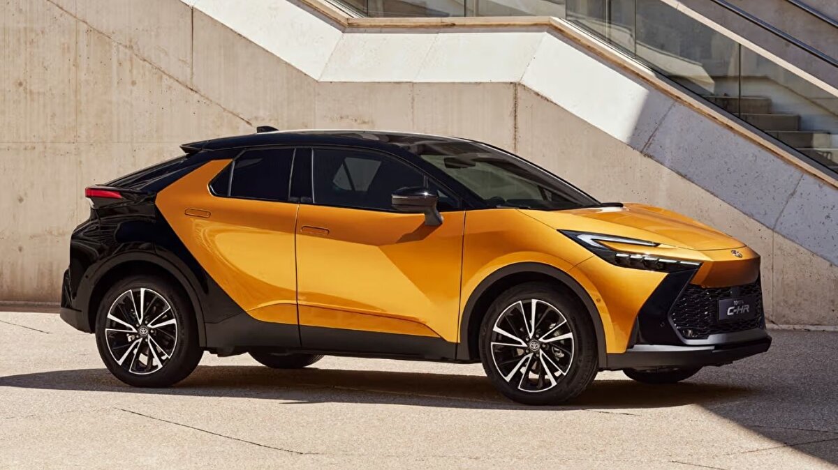TOYOTA C-HR – 17.755 ADET<br><br>Toyota C-HR, hibrit versiyonlarıyla öne çıkarak 17.755 adetlik satış elde etti.<br>Markanın çevreci modelleri arasındaki liderliğini koruyan C-HR, kompakt SUV segmentinde güçlü konumunu sürdürüyor.