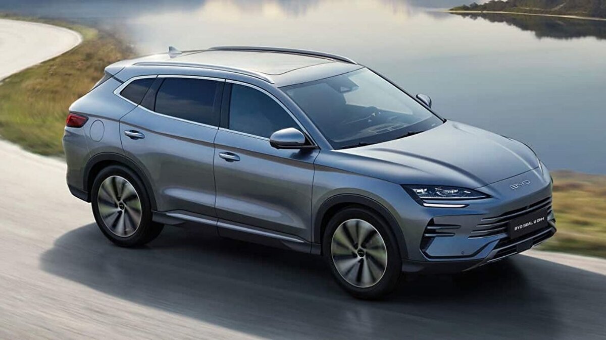 BYD SEAL U – 19.534 ADET<br><br>Çinli üretici BYD, Seal U modeliyle Türkiye pazarına güçlü bir giriş yaptı.<br>Seal U, 19.534 adetlik satışla beşinci sıraya yerleşti ve kısa sürede elektrikli segmentte dikkat çekici bir başarı elde etti.