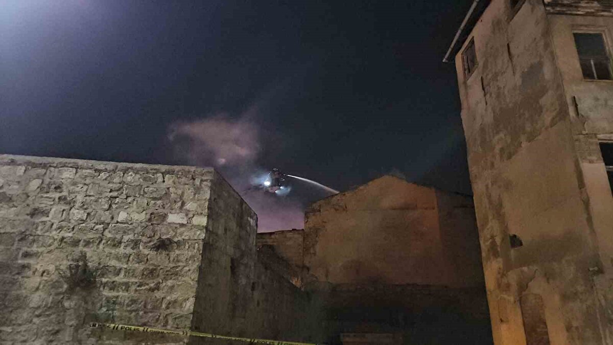 İtfaiye ekiplerinin müdahalesiyle yangın metruk binanın yanında bulunan kafeye sıçramadan söndürüldü. 