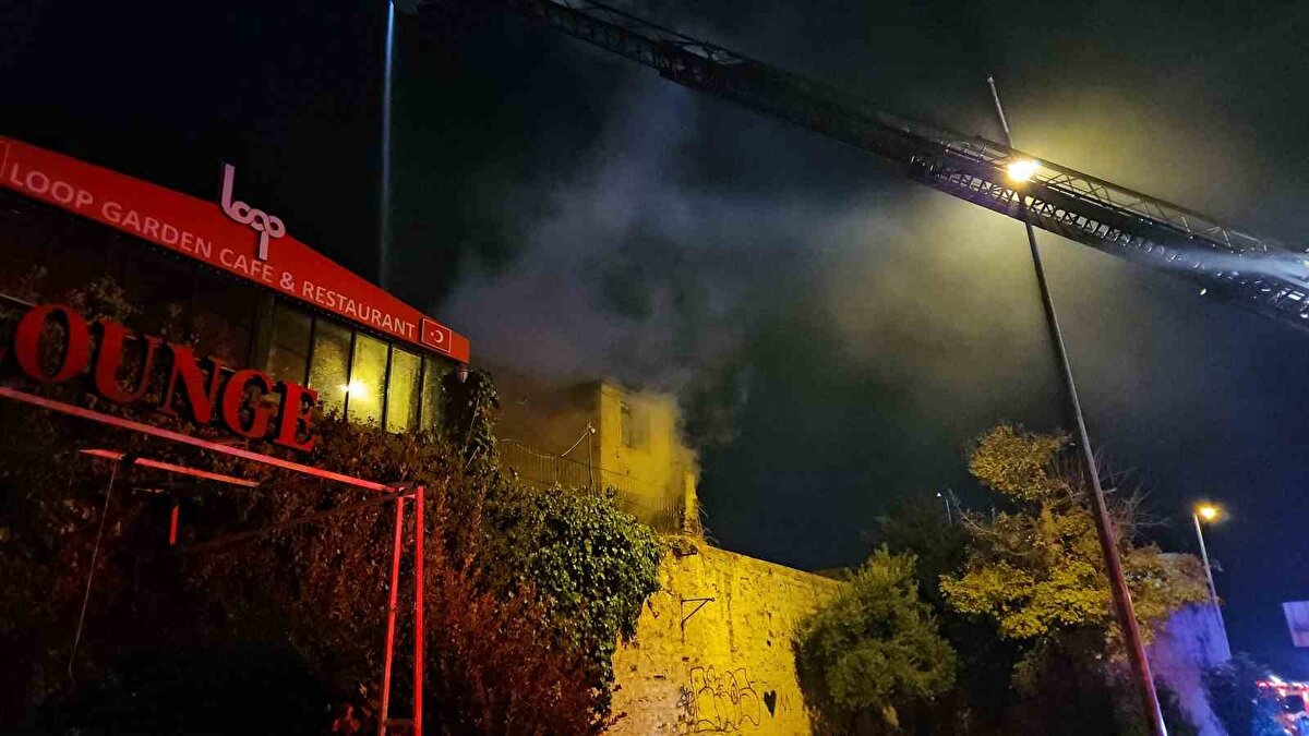 İhbar üzerine olay yerine çok sayıda itfaiye, sağlık ve polis ekipleri sevk edildi. Polis ekipleri çevrede güvenlik önlemi aldı. İtfaiye ekipleri yangına hızla müdahale etti. 