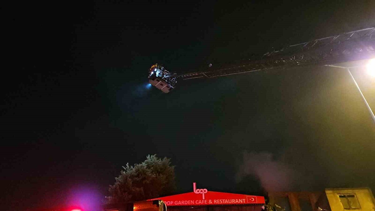 Yangın çevrede paniğe sebep oldu.